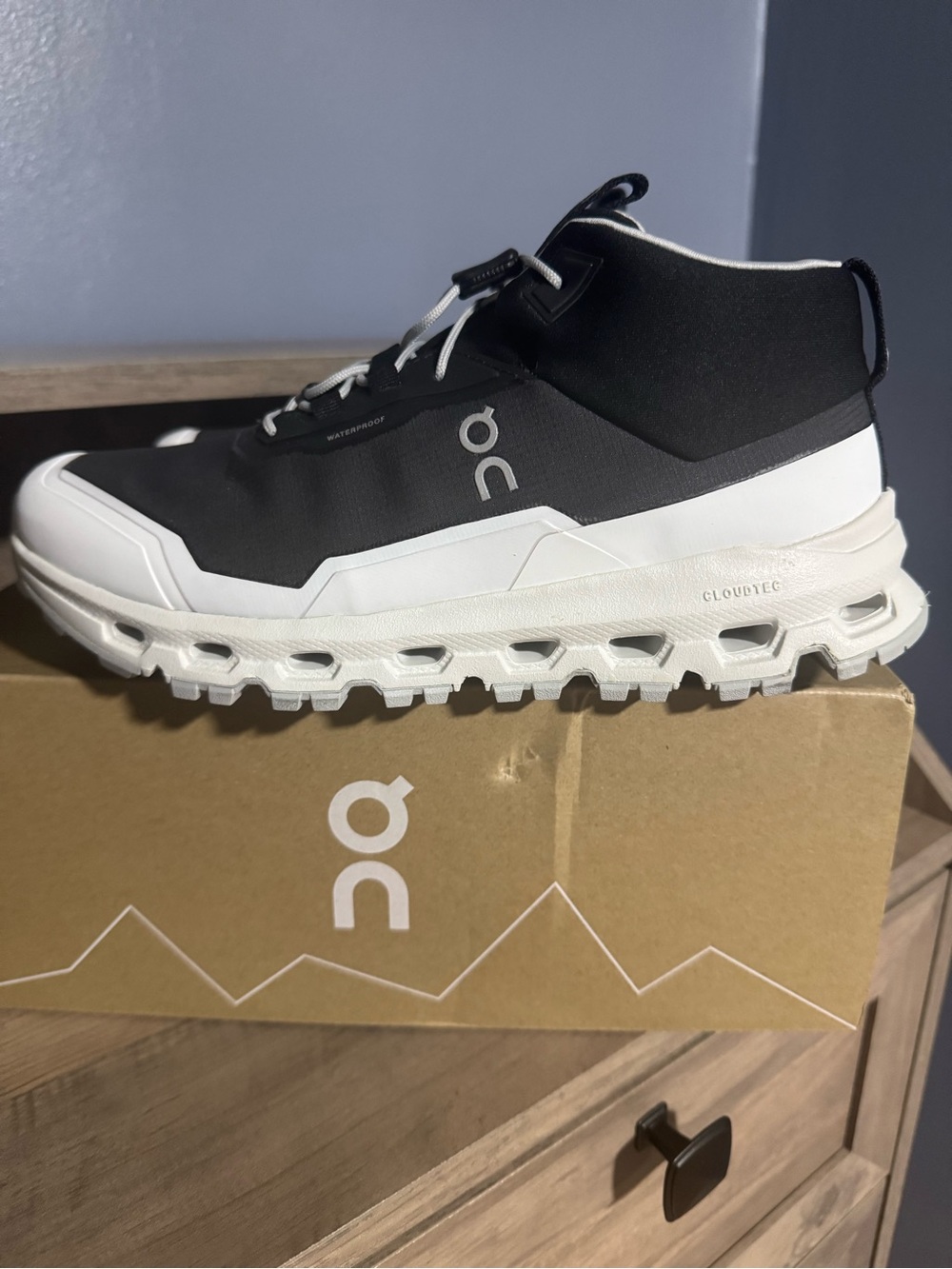 On Cloud cloudhero mid waterproof youth 4.5 Black and White Mid-Top Trail Runner
